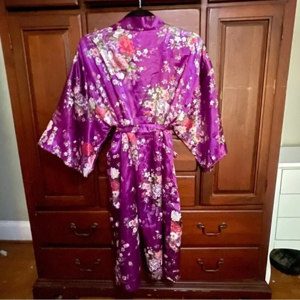 JAPAN, SHORT PURPLE ROBE W/ BELT, NEW, SZ. M/L., W/ MULTICOLOR FLOWERS - Picture 3 of 3